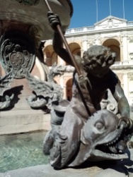 A close-up of the fountain.