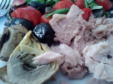 Insalata di tonno con carciofi, olive, e pomodorino. Tuna salad with artichoke hearts, olives, and tomatoes.