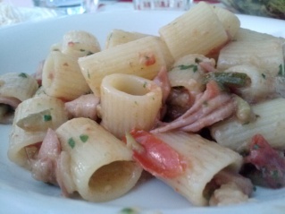 Mezze maniche con calamari e zucchine. Pasta with calamari and zucchini.