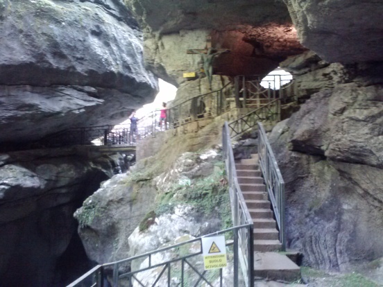 Pradis caves 1