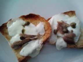Crostino con mozzarella, capperi, e alici, toast with mozzarella and sardines