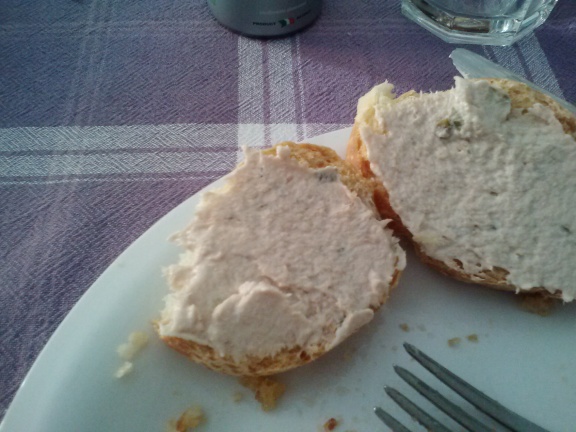 Crostini con tonno, toast with tuna spread