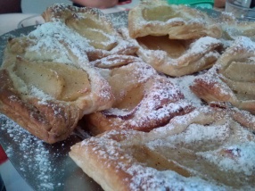 Mele caramellate su pasa sfoglia, a light pastry baked with apple slices