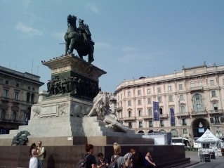 The statue in the Piazza Duomo.